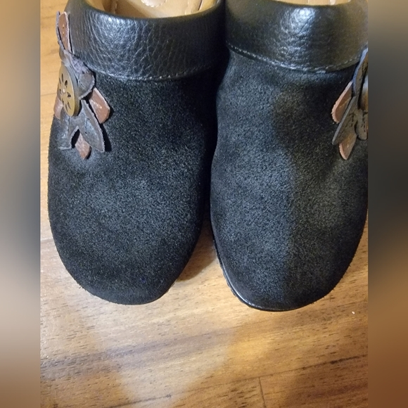 Thom McAn Carine Black Clogs with Flower Detail Size 6.5W - Picture 5 of 8